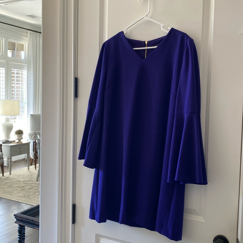 Fabulous dress!  V neck, 3/4 sleeve, lined, gold zipper down back.
